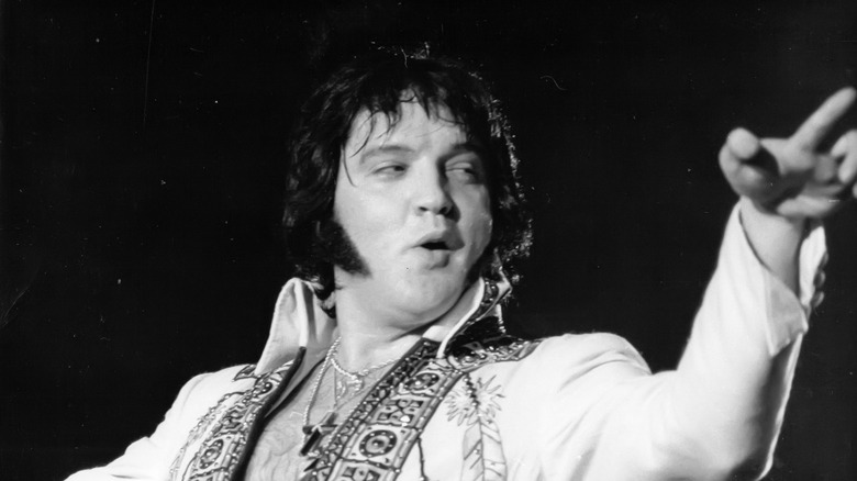 Elvis Presley sur scène vers 1977
