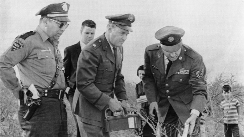 L'officier Lonnie Zamora et des enquêteurs militaires utilisant un compteur Geiger