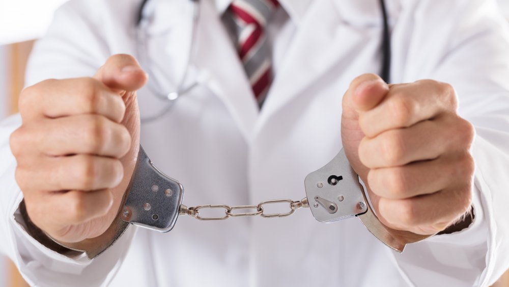 Scientifique menotté