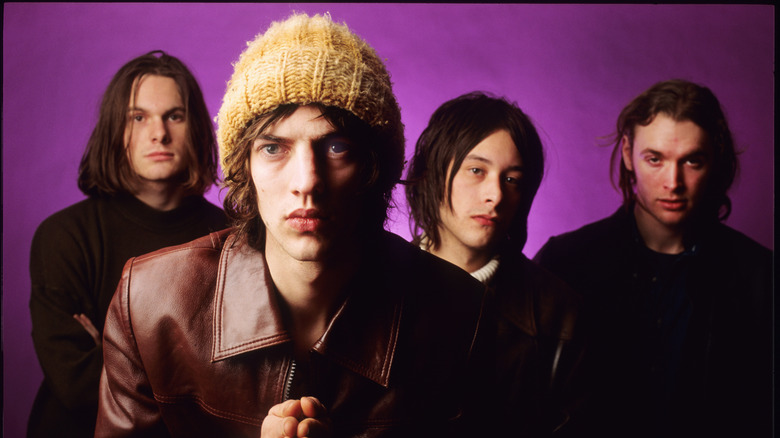 Richard Ashcroft portant un bonnet en laine avec The Verve en photo de groupe
