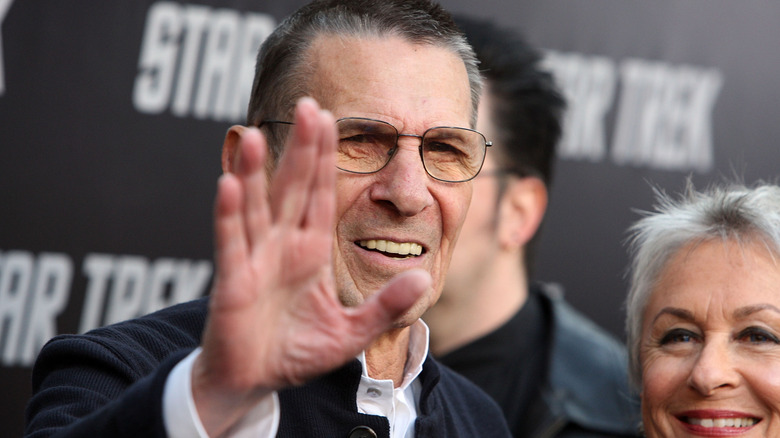 Leonard Nimoy faisant le salut vulcain