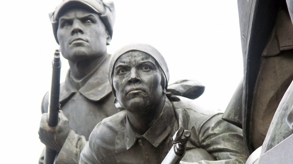 Male and female Russian soldiers