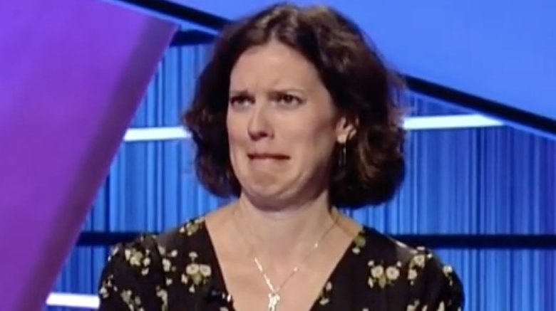 Kara Spak sur le plateau de Jeopardy!