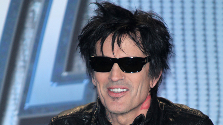 Tommy Lee avec des lunettes de soleil