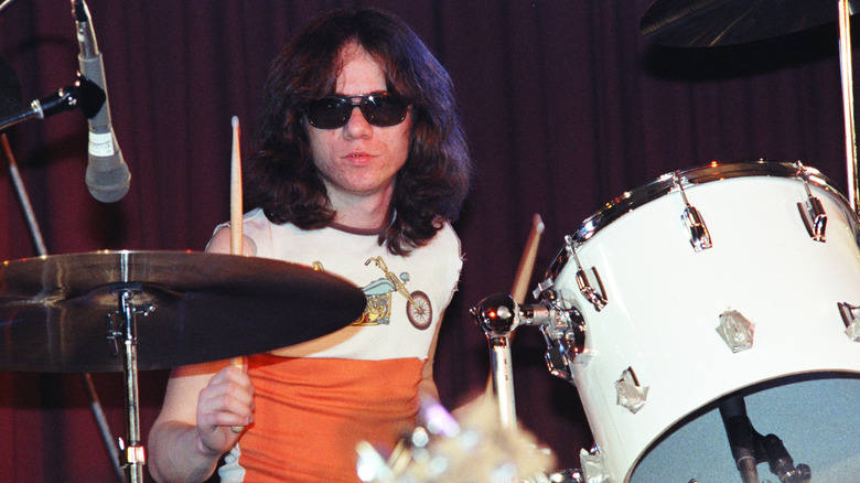 Tommy Ramone à la batterie