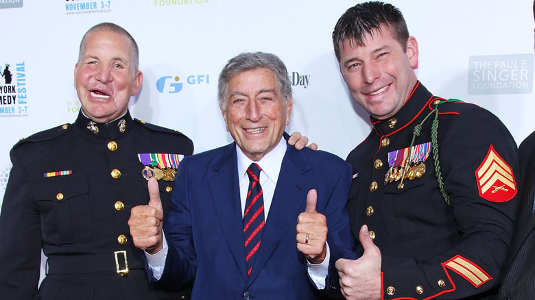 Tony Bennett avec des militaires