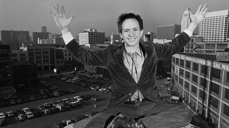 Peter Ivers souriant sur le toit d'un appartement à Los Angeles en 1981.