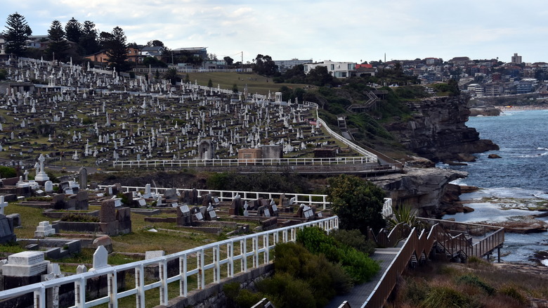 cimetière au bord de la mer