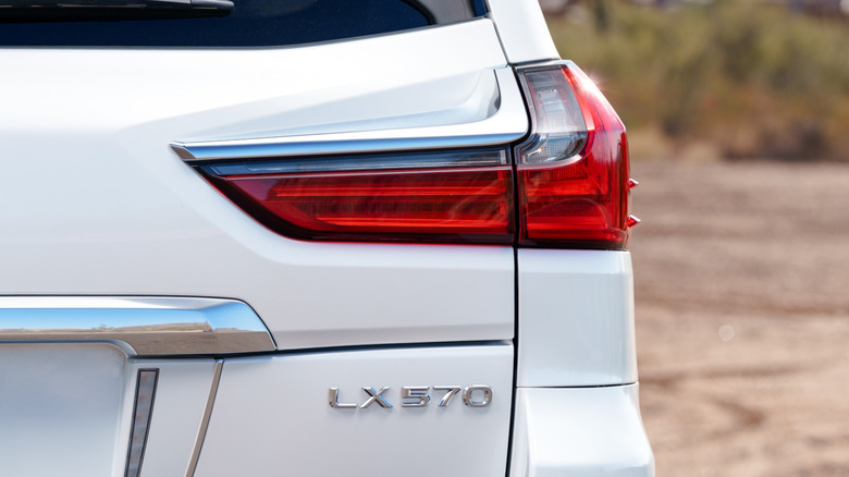 Gros plan sur le feu arrière droit d'un SUV Lexus LX 570, similaire à celui de Karen Read