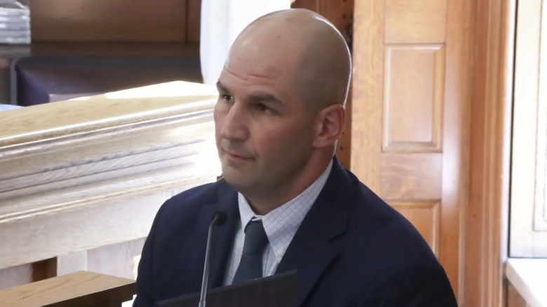 L'enquêteur Michael Proctor témoignant à la barre lors du procès de 2025