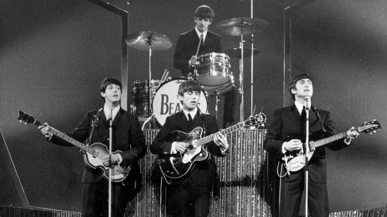 Les Beatles jouant sur scène