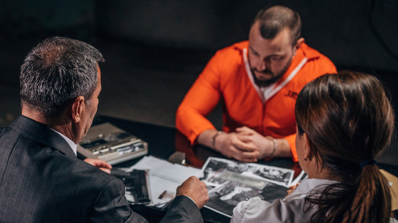 Un témoin interrogé par deux officiels du gouvernement