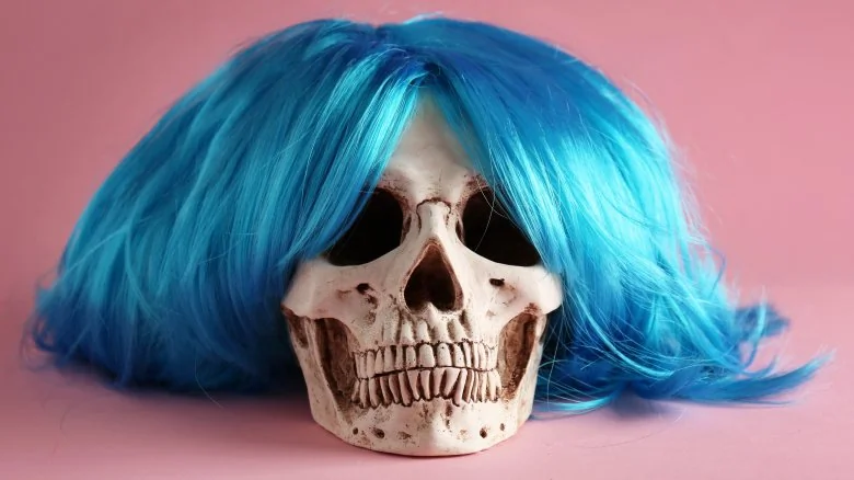 Les Cheveux et Ongles Continuent-ils de Pousser Après la Mort?
