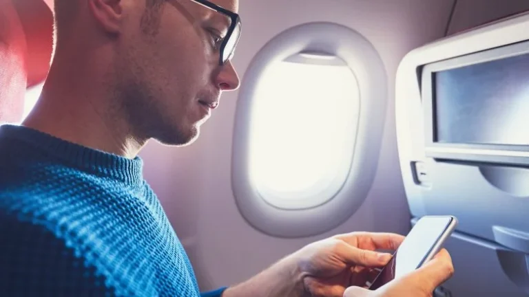 Pourquoi faut-il éteindre son téléphone dans l&rsquo;avion ?