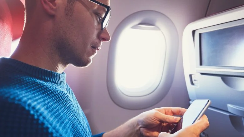Pourquoi faut-il éteindre son téléphone dans l'avion ?
