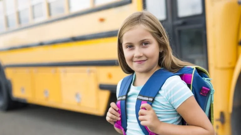 Pourquoi les bus scolaires sont-ils peints en jaune ?