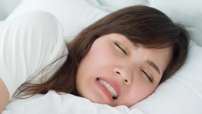 Rêver de dents qui tombent : Signification et explications