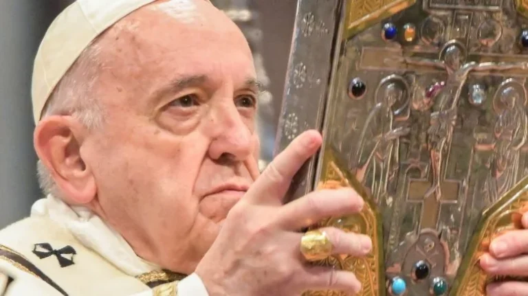 Secrets Sombres du Vatican : Histoire et Scandales Révélés