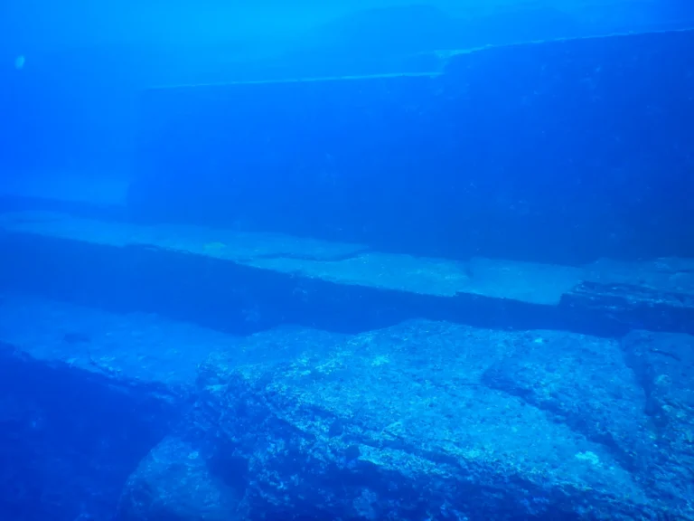 Monument de Yonaguni : la pyramide engloutie qui pourrait réécrire l&rsquo;histoire de l&rsquo;humanité