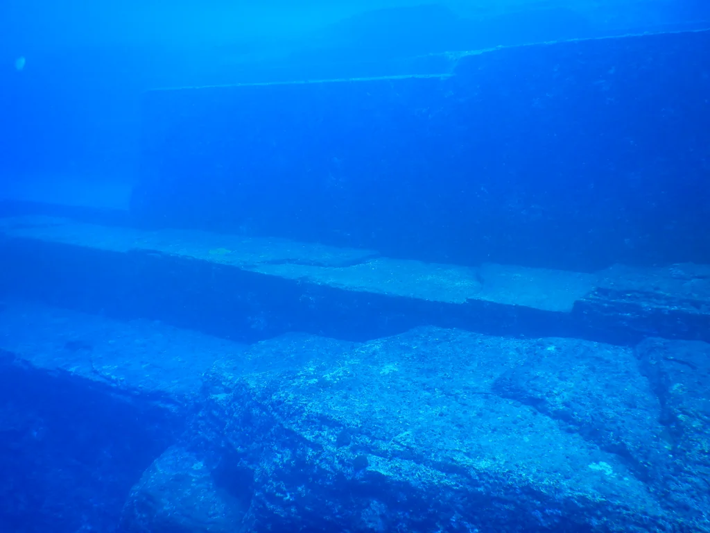 Plongeur explorant les terrasses de grès du Monument de Yonaguni dans les eaux cristallines au large de l'île de Yonaguni, Japon