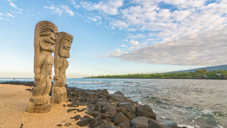 Ki'i dans le parc historique national de Pu'uhonua o Honaunau, sur la Grande Île d'Hawaii