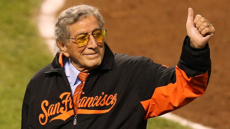 Tony Bennett faisant un signe de pouce sur un terrain de baseball à San Francisco