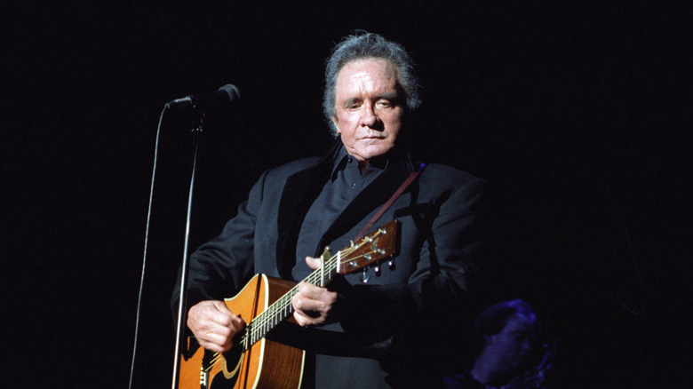 Johnny Cash sur scène avec sa guitare