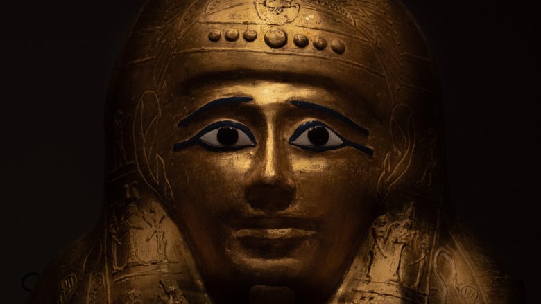 Femme et sarcophage dans l'Égypte ancienne