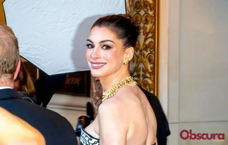 Anne Hathaway révèle avoir été « légalement aveugle » pendant dix ans