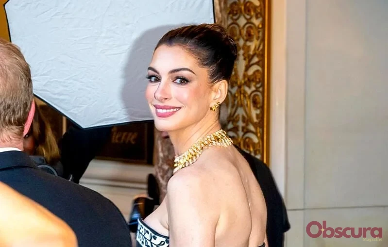 Anne Hathaway révèle avoir été "légalement aveugle" pendant dix ans