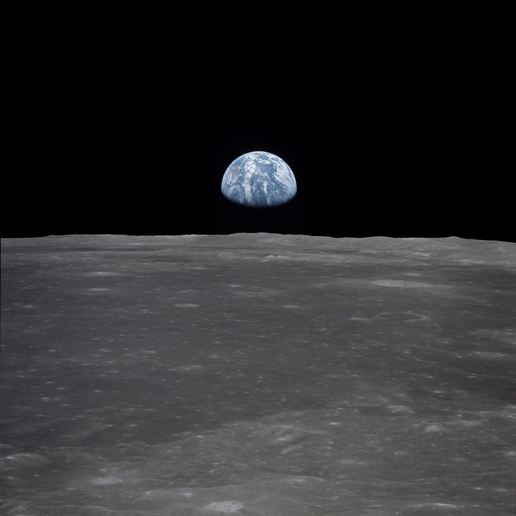 Vue historique de la Terre au-dessus de l’horizon lunaire, utilisée ici pour illustrer les archives UAP liées en partie à l’ère Apollo.