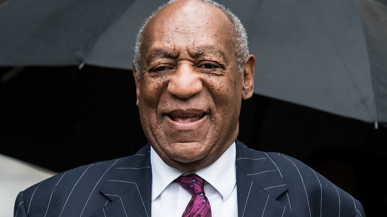 Bill Cosby devant un palais de justice