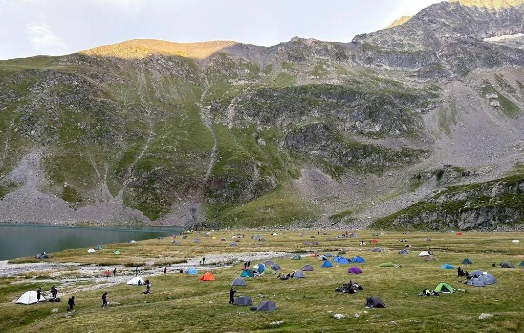 Bivouac : le Parc des Écrins durcit le ton face à l'afflux de tentes