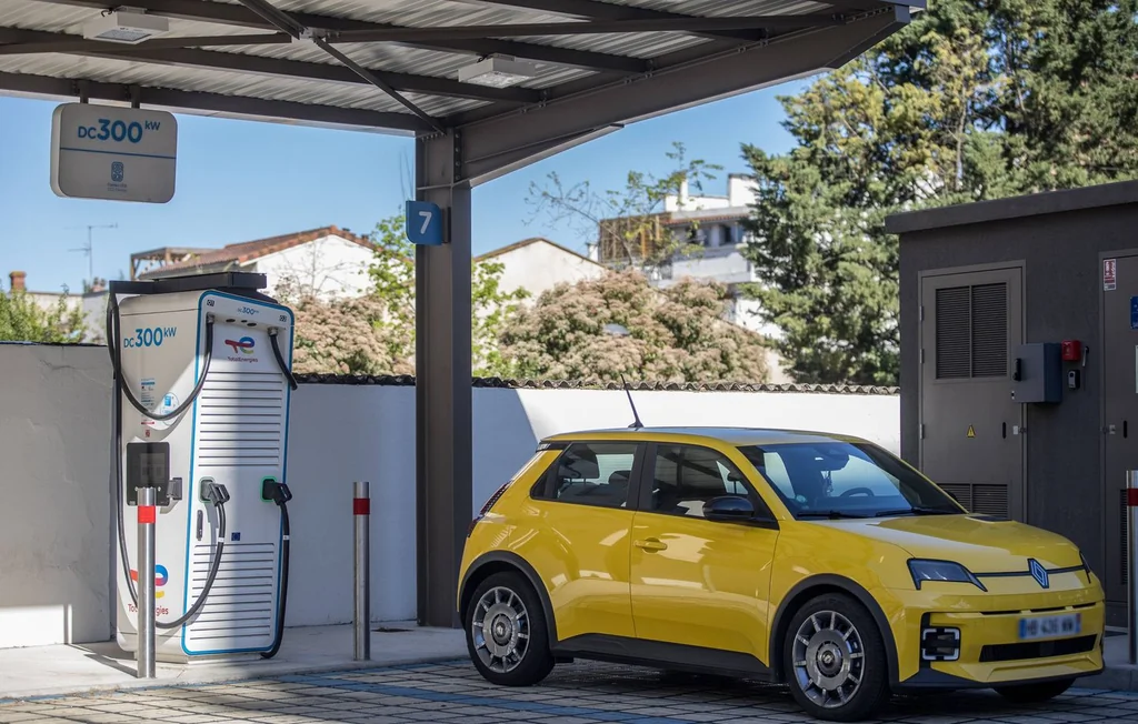 Bornes électriques : la France veut quintupler son réseau d'ici 2035