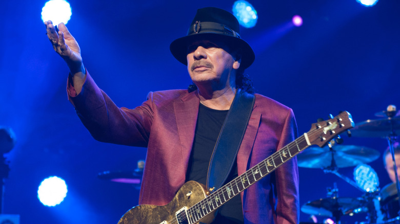 Carlos Santana sur scène avec sa guitare