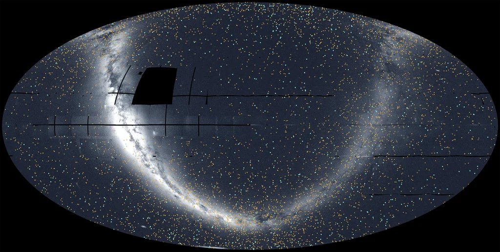 Vue complète du ciel de TESS montrant les emplacements de planètes confirmées et de candidates exoplanétaires