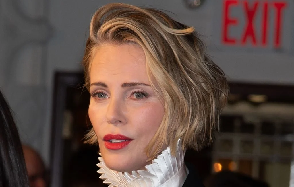 Charlize Theron clarifie ses propos sur Timothée Chalamet et l’IA
