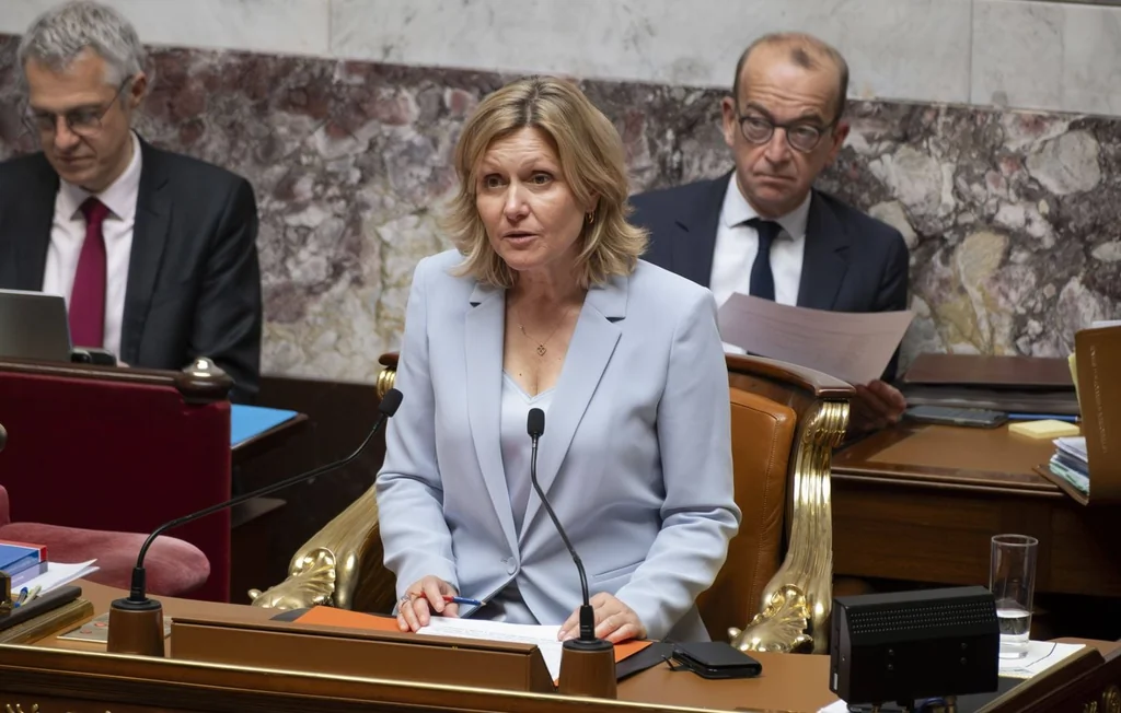 CNews : Pascal Praud diffuse une fausse Une, Yaël Braun-Pivet saisit l'Arcom