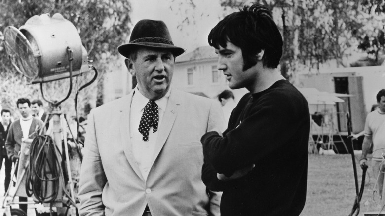 Le Colonel Tom Parker et Elvis Presley sur un plateau de tournage
