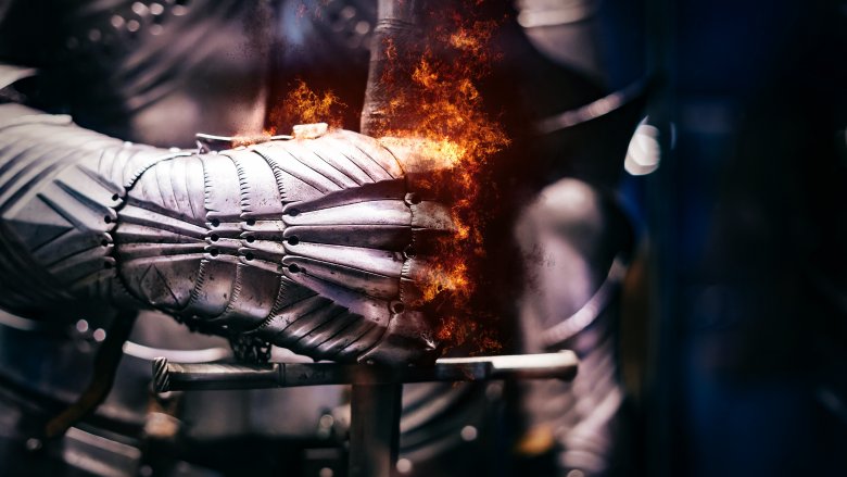 Poing en armure enflammé