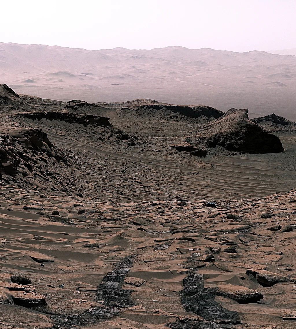 Traces du rover Curiosity dans le cratère Gale sur le site d’Ubajara où de la sidérite a été identifiée