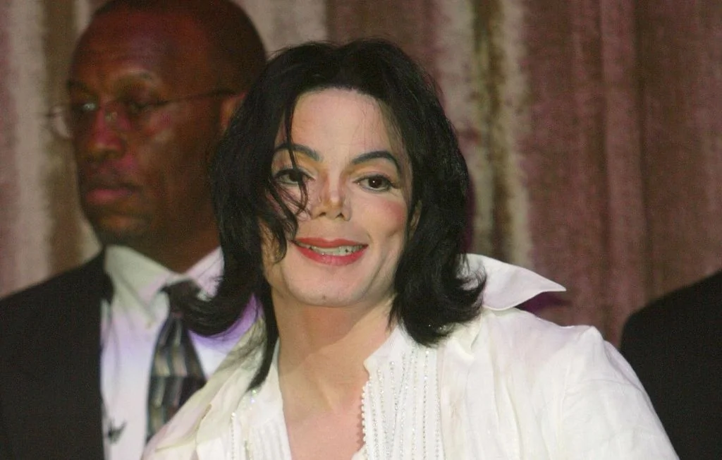 Dan Reed compare Michael Jackson à Jeffrey Epstein après le biopic