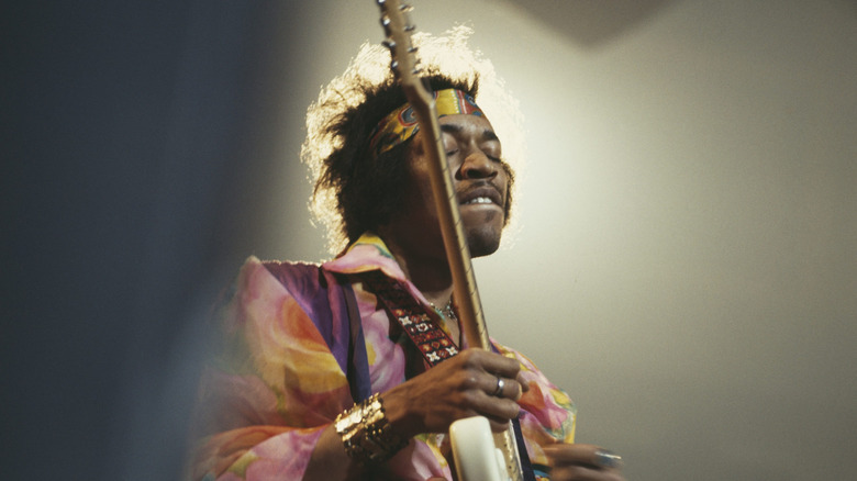 Jimi Hendrix jouant de la guitare