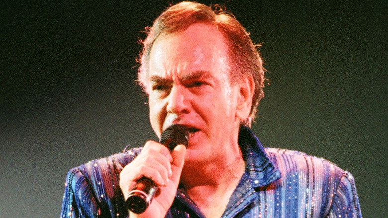 Neil Diamond chantant dans les années 90