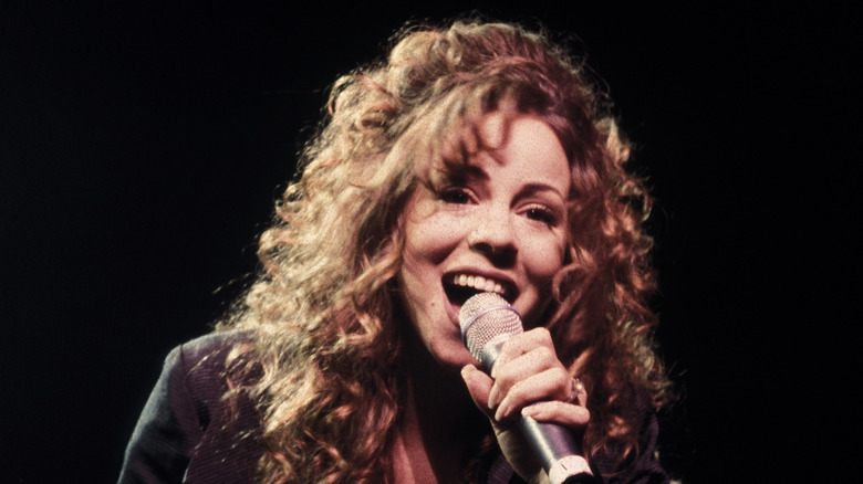 Mariah Carey chantant dans un micro