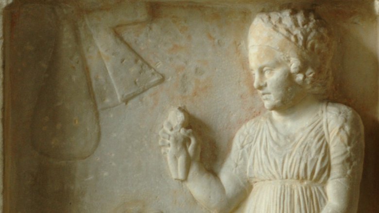 Jeune fille grecque ancienne avec une poupée
