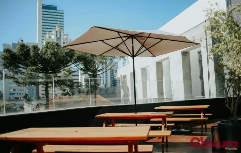 États-Unis : une femme meurt frappée par un parasol de restaurant