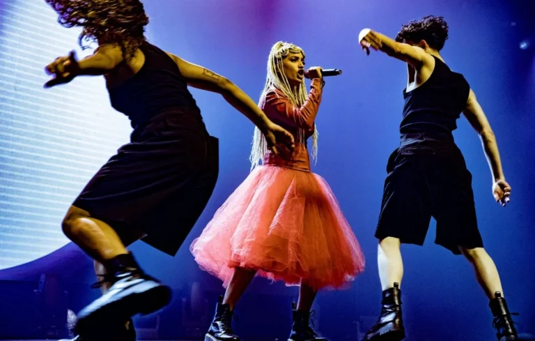 Eurovision 2026 : Monroe impressionne à Amsterdam avec « Regarde ! »