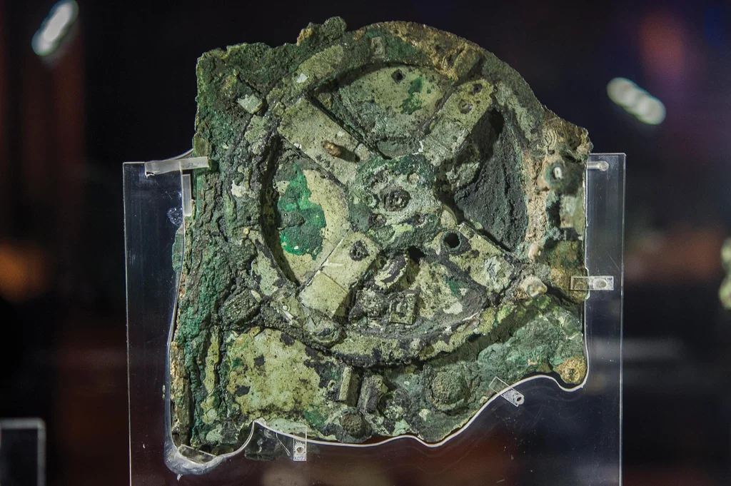 Fragments du mécanisme d’Anticythère dans une vitrine de musée