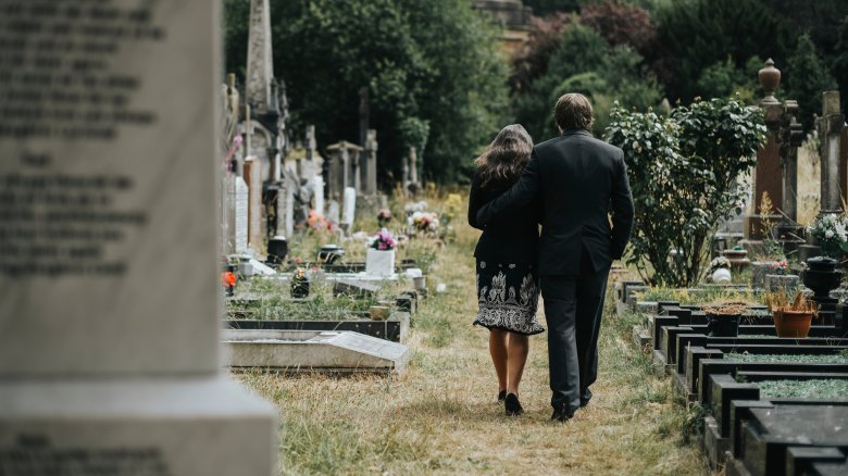 Couple dans un cimetière